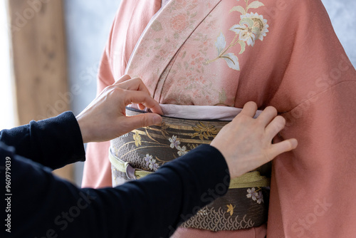 Bild auf Leinwand 着物女性の着付け