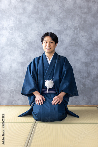 着物を着て正座をした男性