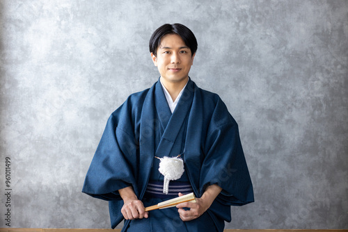 着物を着て正座をした男性