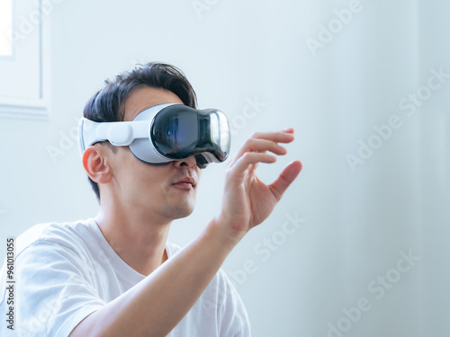 Fotografie VRゴーグルで3D映像を操作する男性