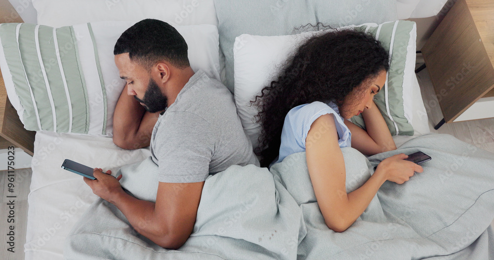 Naklejka premium Couple, phone and conflict in bed, ignore and annoyed with reading, chat or social media addiction in home. Man, woman and doom scrolling with anger, fight or frustrated with mobile app on smartphone