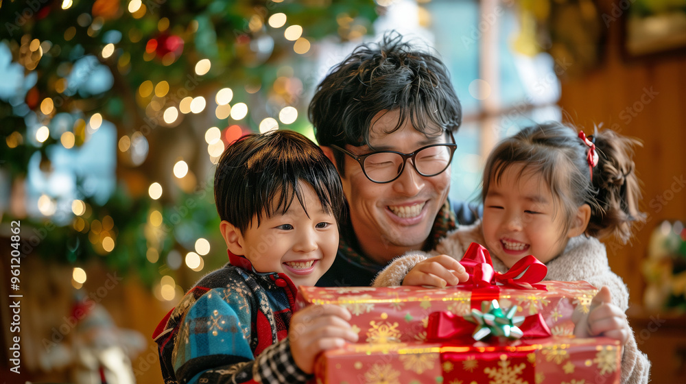 クリスマスプレゼントをもらった子供 クリスマスプレゼントをもらった子供