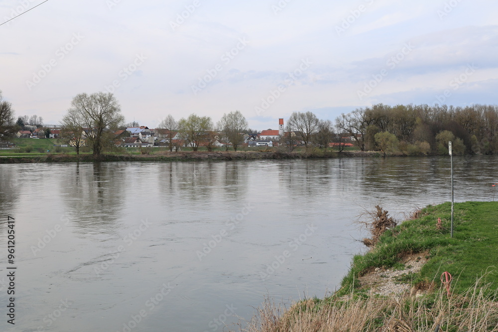 Blick von Eining, einem Ortsteil von Neustadt an der Donau, auf die Donau Blick von Eining, einem Ortsteil von Neustadt an der Donau, auf die Donau