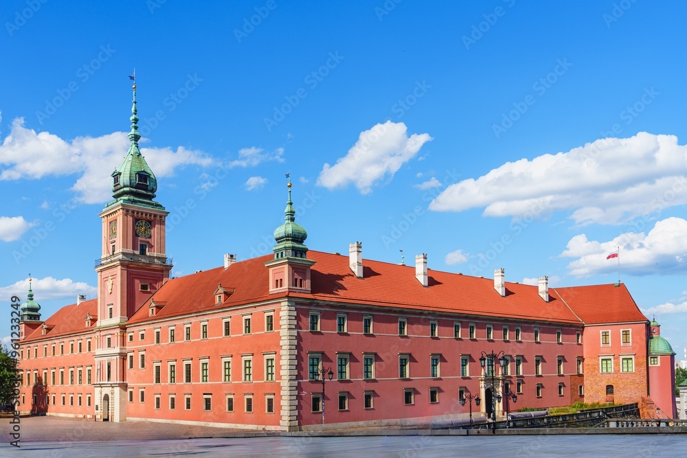 Fototapeta premium The Warsaw Royal Castle is a majestic structure symbolizing Polands rich history and culture. Located in Warsaw, it has witnessed centuries of royal events and significant moments.