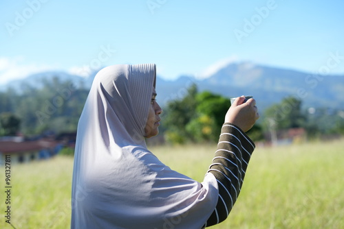 Foto A Muslim woman is sitting relaxing enjoying tea in nature