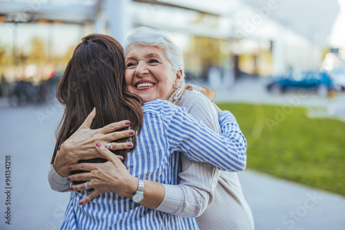 Foto Heartwarming Reunion Between Elderly Woman And Young Adult Outdoors