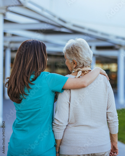 Foto Healthcare Professional Comforting Senior Woman Outdoors