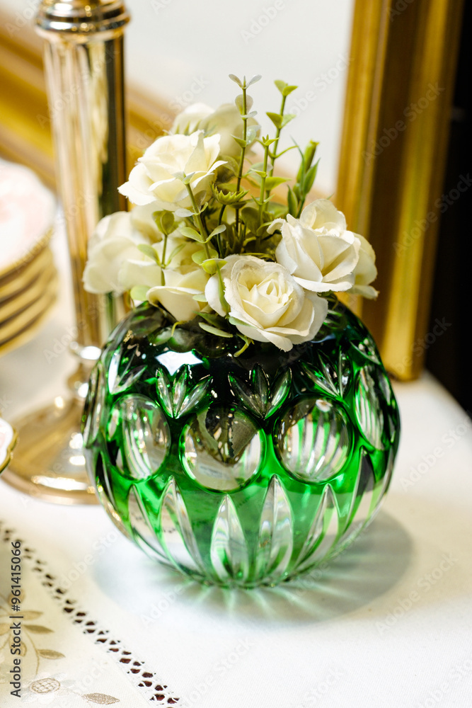 Cutlery and accessories made of antique silver give an unforgettable chic to the table!