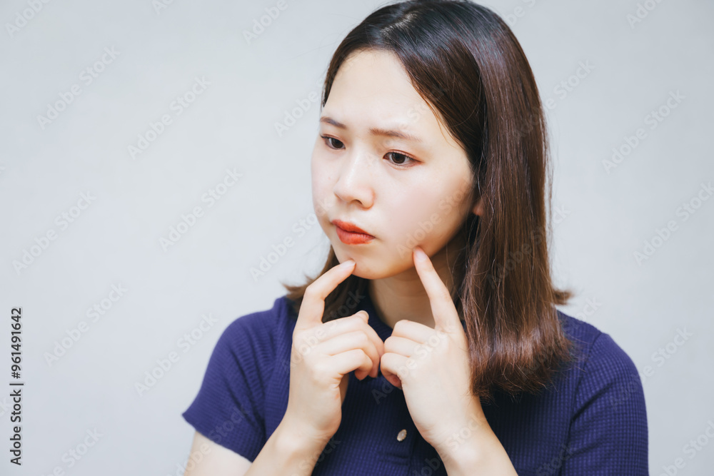肌荒れに悩む女性
A woman suffering from rough skin 肌荒れに悩む女性
A woman suffering from rough skin