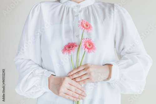 ガーベラの花束を持つ女性