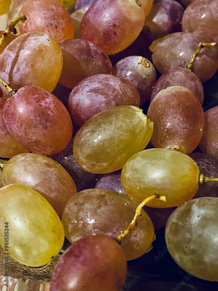 Obraz premium bunch of grapes on a wooden table, close-up