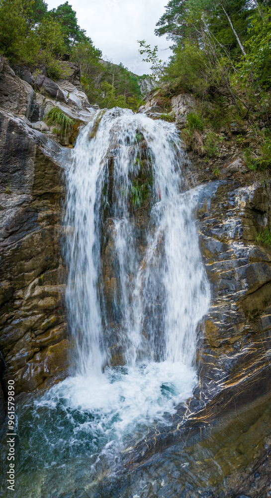 Barranco y cascada del Asieso en el Valle de Tena Huesca Barranco y cascada del Asieso en el Valle de Tena Huesca