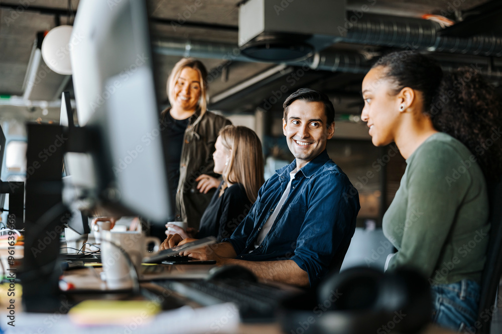 © Maskot - Happy male and female entrepreneurs discussing while sitting in tech startup office © Maskot - Happy male and female entrepreneurs discussing while sitting in tech startup office