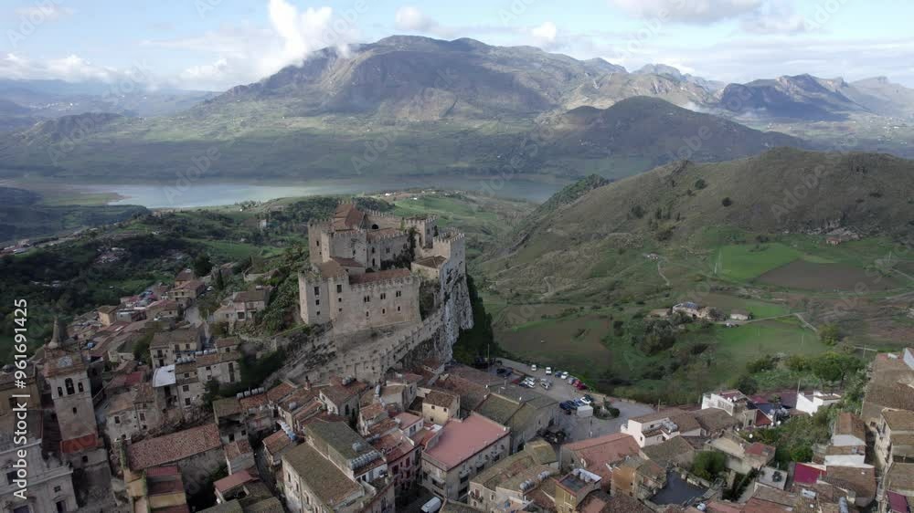 drone vista su Caccamo, Sicilia, Italia.
drone vista su Caccamo, Sicilia, Italia.