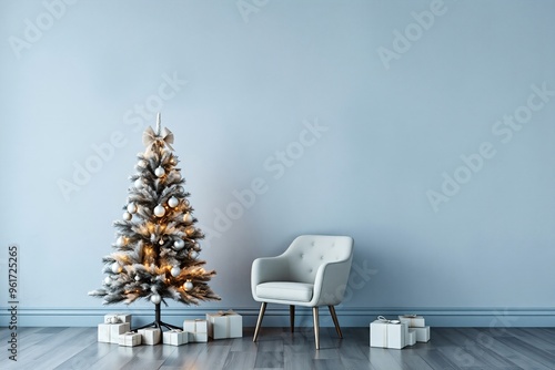 Minimalistische Weihnachtsstimmung: Stilvolle Festdekoration neben einzelnem Stuhl. photo