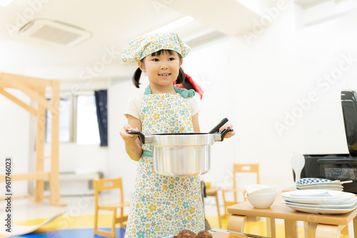 エプロンをして料理をする女の子