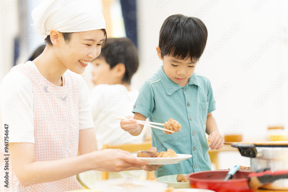 給食をよそう4歳の男の子
