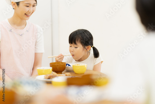 給食をよそう4歳の男の子