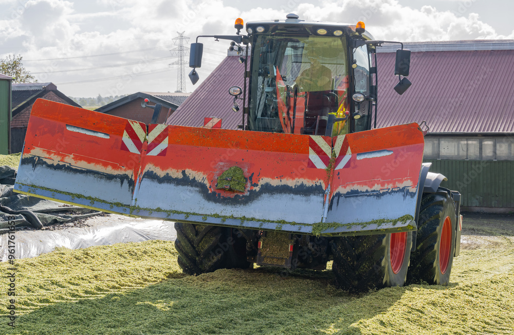 Traktor auf einer Maissilage während der Maisernte