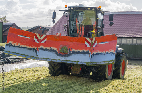 Obraz na płótnie Traktor auf einer Maissilage während der Maisernte w salonie