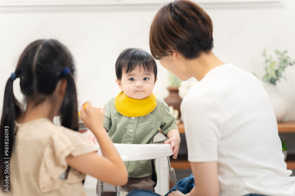 0歳の弟に離乳食を与える姉 0歳の弟に離乳食を与える姉