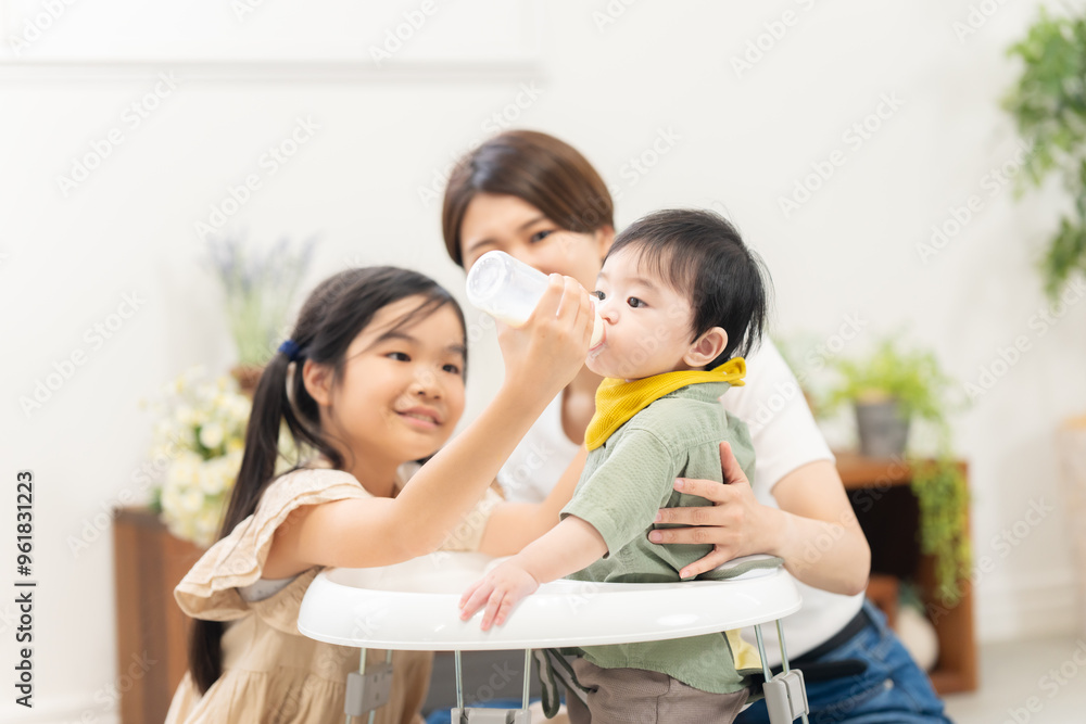 弟にミルクを与える姉 弟にミルクを与える姉