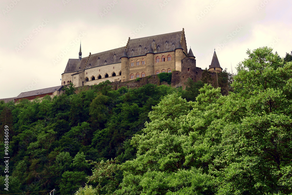 Burg Vianden im Kanton Vianden im Norden vom Luxemburg. Burg Vianden im Kanton Vianden im Norden vom Luxemburg.