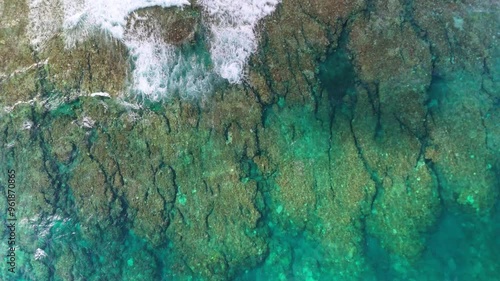 石垣島のサンゴ礁豊かな美しく青い海をドローン空撮（俯瞰・縦スクロール）