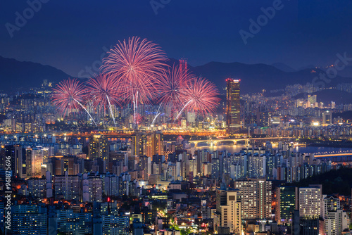 Fireworks along the Han River in International Fireworks Festival at Yeouido, Seoul, South Korea.