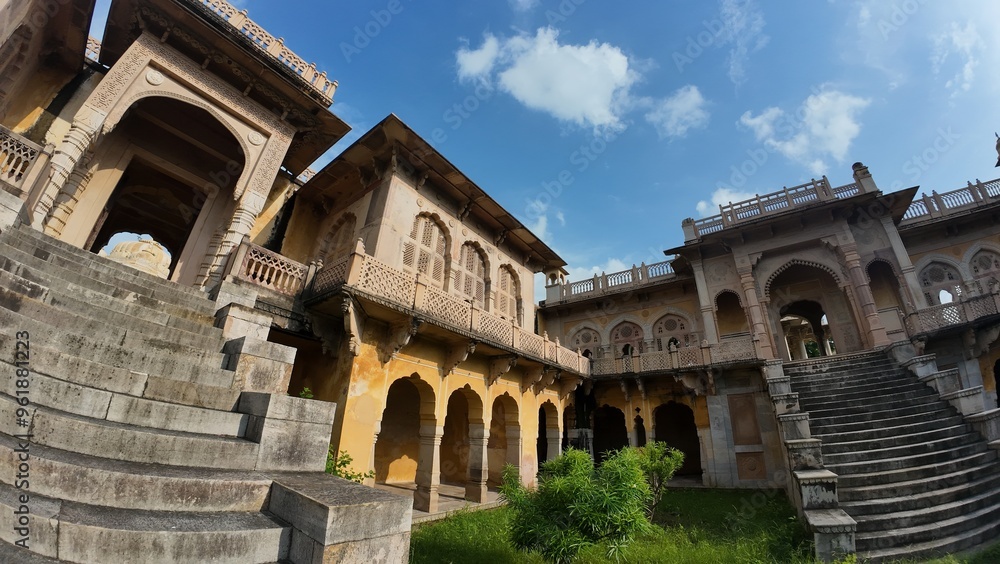 Obraz premium Maharaniyon Ki Chhatriyan, the archaeological site features traditional funeral monuments honoring royal women of the past.