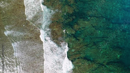 石垣島のサンゴ礁豊かな美しく青い海をドローン空撮（俯瞰・縦スクロール）