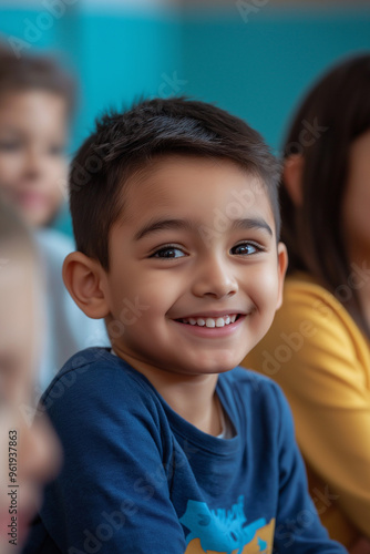 Fröhliche, diverse Schulkinder im Unterricht. Multikulturelle Klasse, positive Lernatmosphäre. Inklusion, Bildung. Authentische Interaktion. Heller Klassenraum. Lifestyle, Zukunft