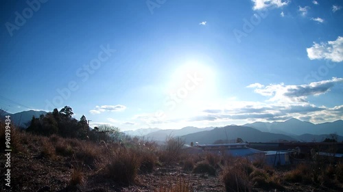 牧場の景色　山に沈む太陽　日の入タイムラプス　草原の夕日　山間部の夕景　三重県和気