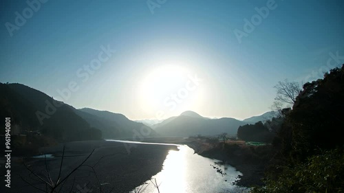 山に沈む夕日　日の入タイムラプス　熊野川に反射する光　田舎の山間の風景　和歌山県田辺市