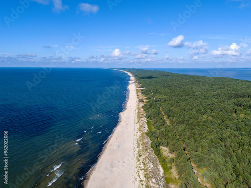 Fototapeta Naklejka Na Ścianę i Meble -  Zdjęcie lotnicze plaży nad morzem. Mierzeja Wiślana nad morzem Bałtyckim