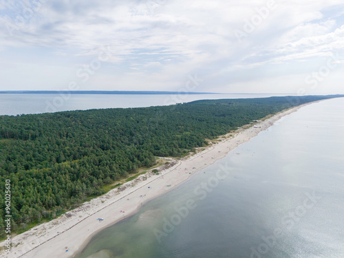 Zdjęcie lotnicze plaży nad morzem. Mierzeja Wiślana nad morzem Bałtyckim