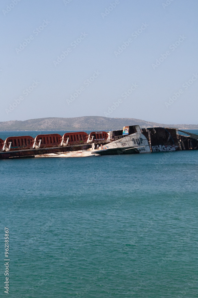 Bateau échoué dans une crique grecque