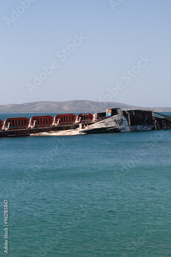 Obraz na płótnie Bateau échoué dans une crique grecque w salonie
