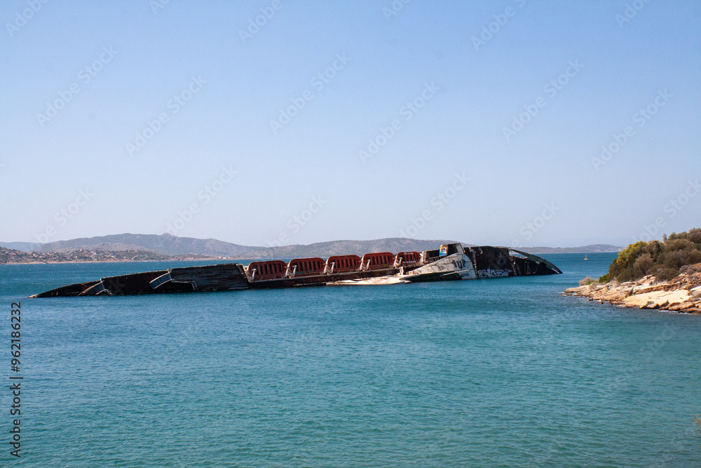 Bateau échoué dans une crique grecque