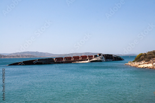 Bateau échoué dans une crique grecque  photo