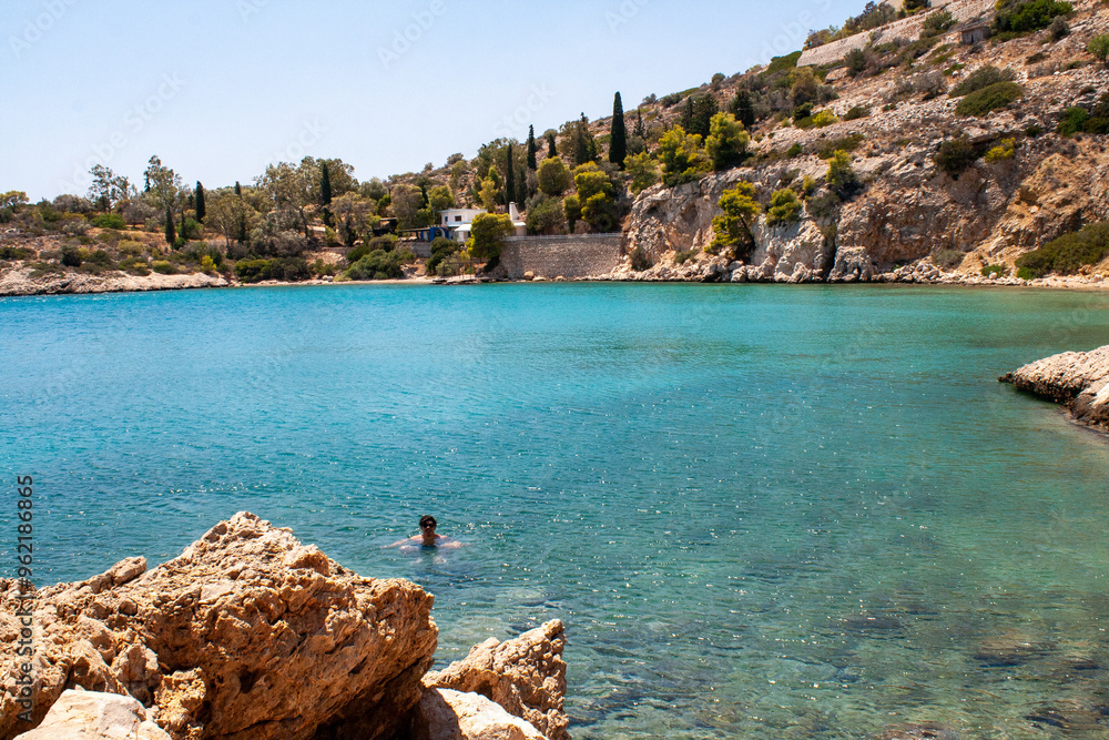 Crique Grecque entourée d'eau azur