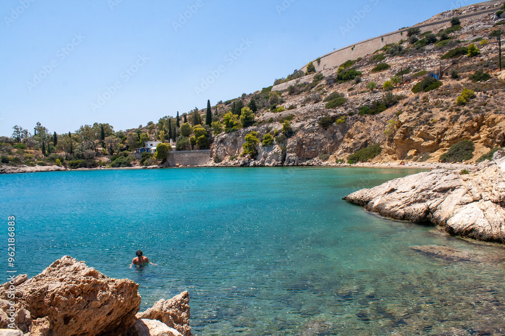 Crique Grecque entourée d'eau azur