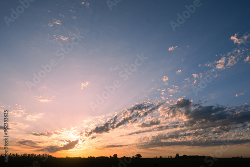 Paisaje de atardecer amplio con colores vibrantes photo