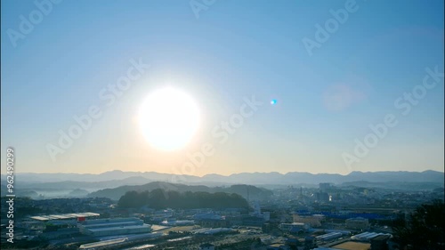 地平線から昇る朝日　和歌山県田辺市の街並み　日の出タイムラプス　太陽の光 photo