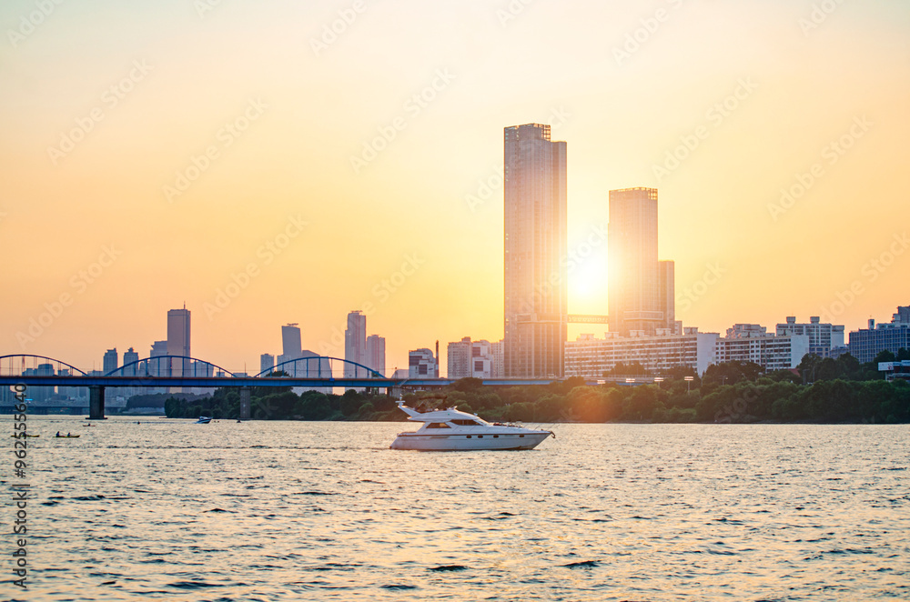 Obraz premium Sunsets behind the skyscrapers of yeouido and bridges across the Han River in Downtown Seoul, South Korea.