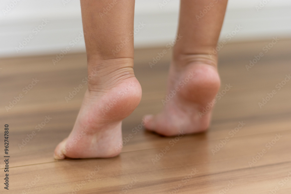 背伸びする子供の足元(女の子、日本人、4歳) 背伸びする子供の足元(女の子、日本人、4歳)