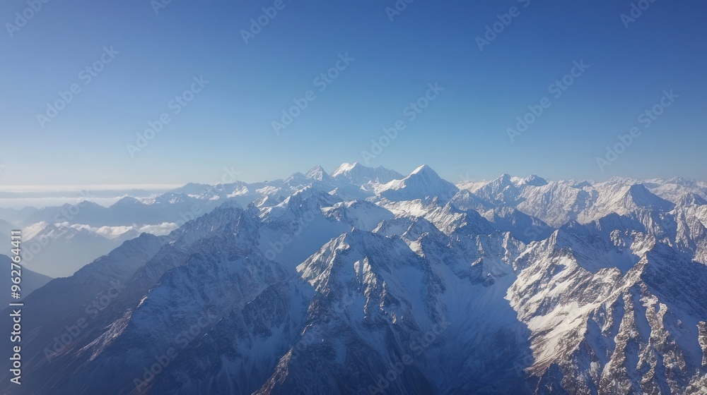 Obraz premium Snowy Mountain Range Under Blue Sky