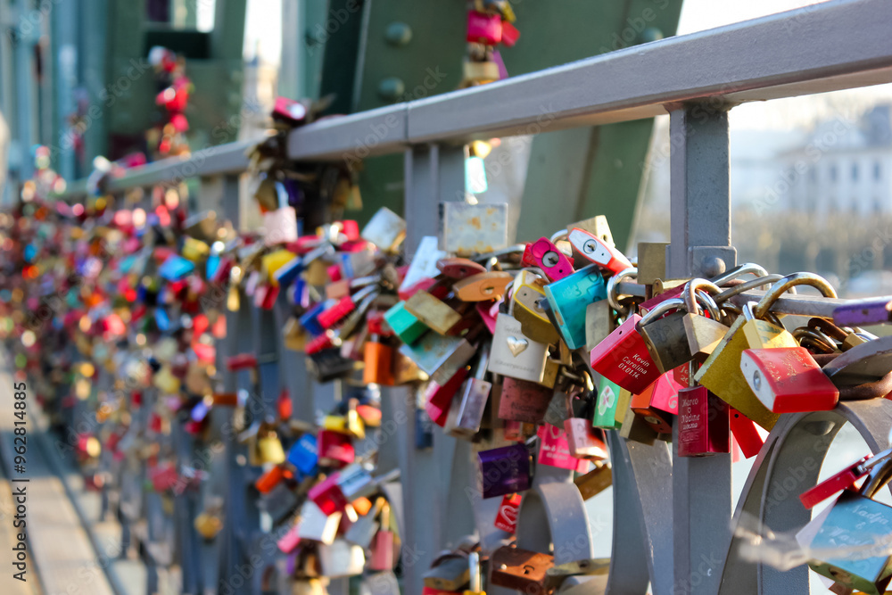Obraz premium A close-up of countless colorful padlocks attached to a bridge's railing symbolizing love and commitment, commonly seen on Valentine's Day