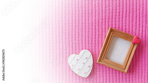 White Heart Shaped Gingerbread Cookie on a Woolen Background and Wooden Empty Frame. Valentine Mothers Day Concept. Love Background. Vintage Retro Gradient Effect Photo photo