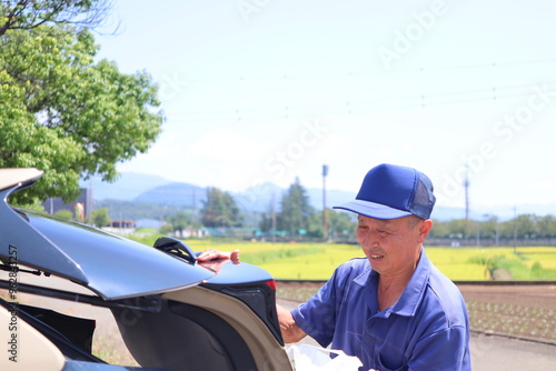 車の荷台とおじさん photo